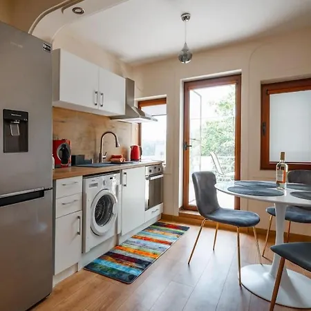 2-bedroom Flat - Sunny Balcony *