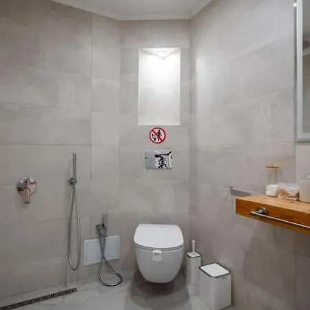 2-bedroom Flat - Sunny Balcony Апартамент *