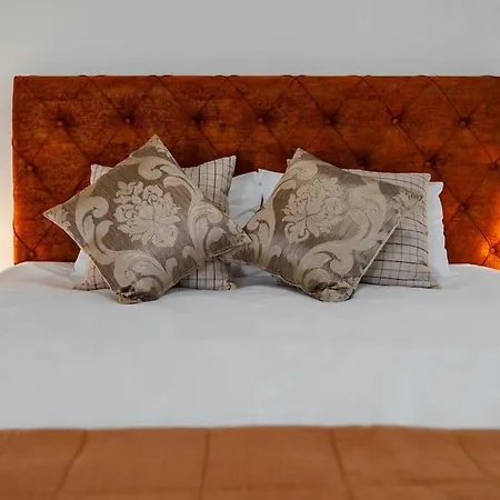 Apartment 2-bedroom Flat - Sunny Balcony *