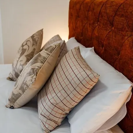2-bedroom Flat - Sunny Balcony Apartment