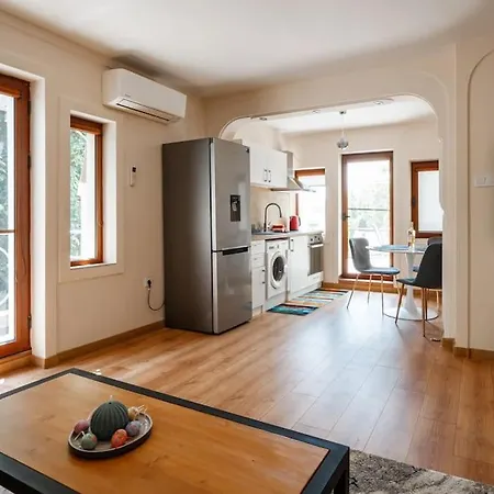 Apartment 2-bedroom Flat - Sunny Balcony